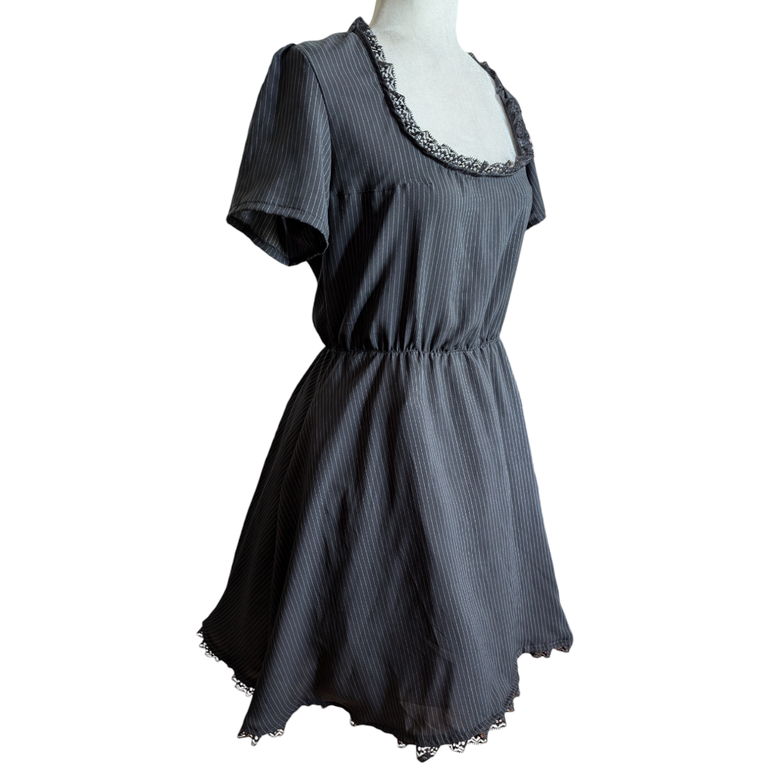 Vestido negro con líneas blancas acordonado