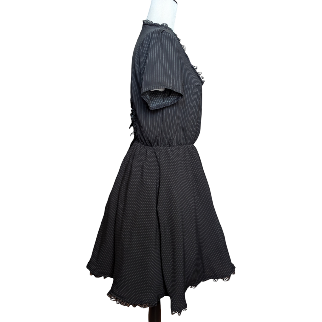 Vestido negro con líneas blancas acordonado