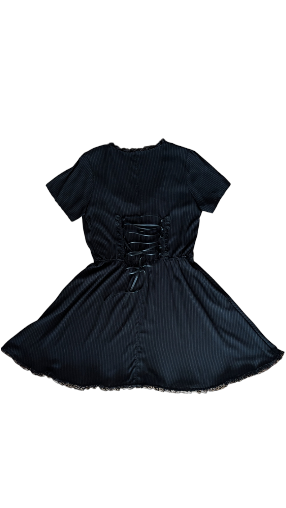 Vestido negro con líneas blancas acordonado