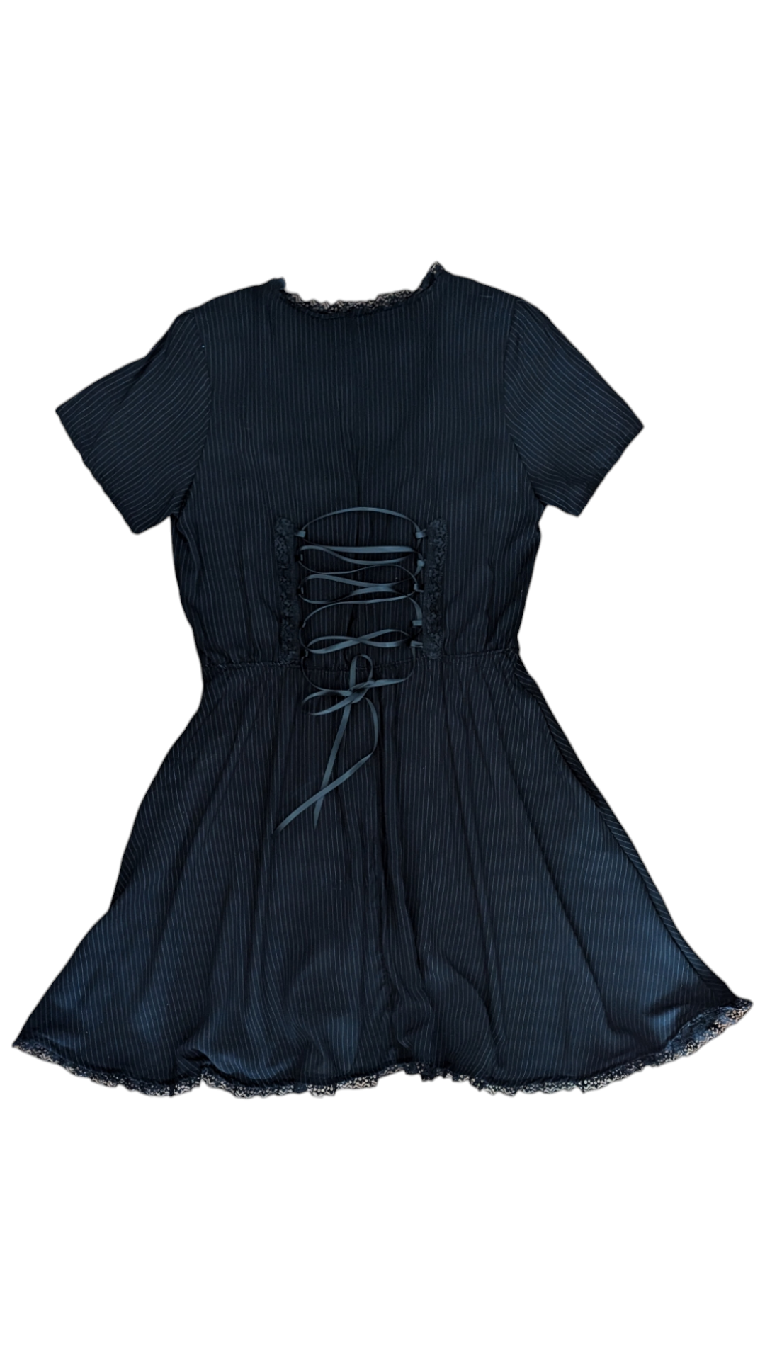 Vestido negro con líneas blancas acordonado