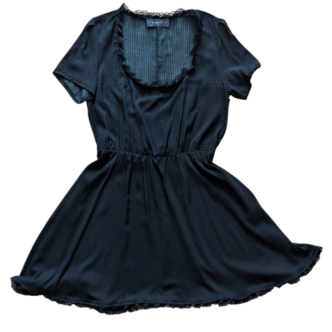 Vestido negro con líneas blancas acordonado