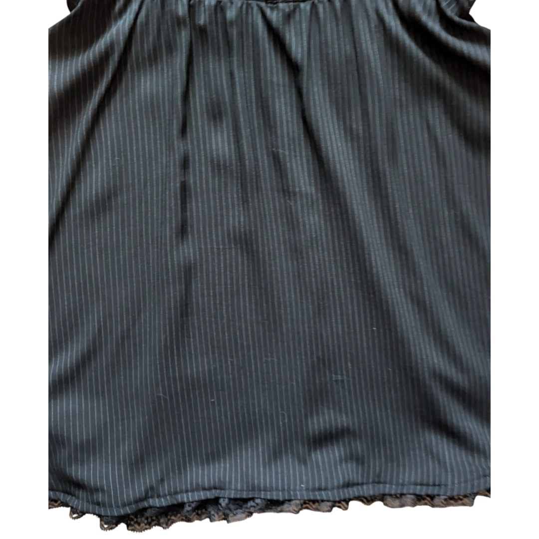 Vestido negro con líneas blancas acordonado