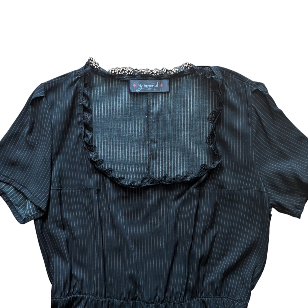 Vestido negro con líneas blancas acordonado