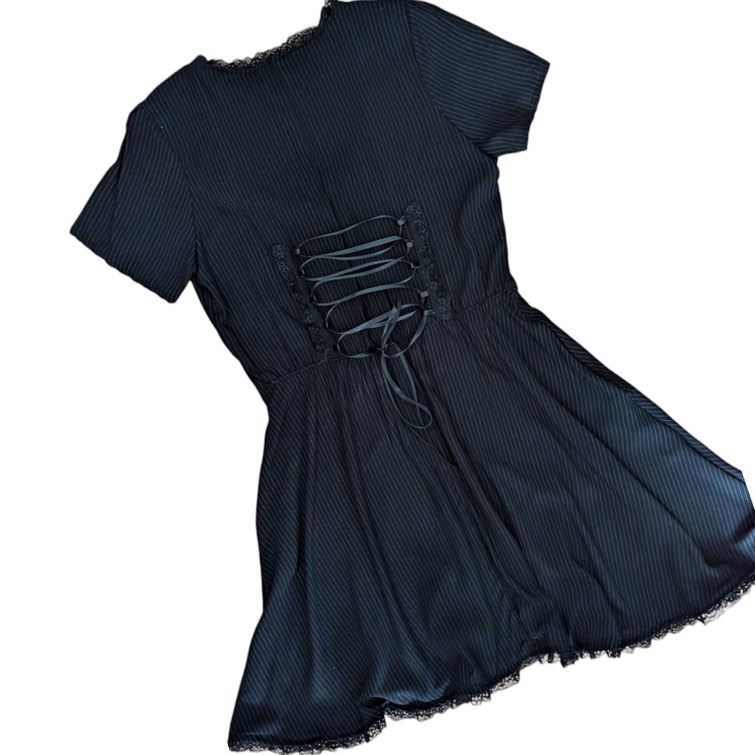 Vestido negro con líneas blancas acordonado