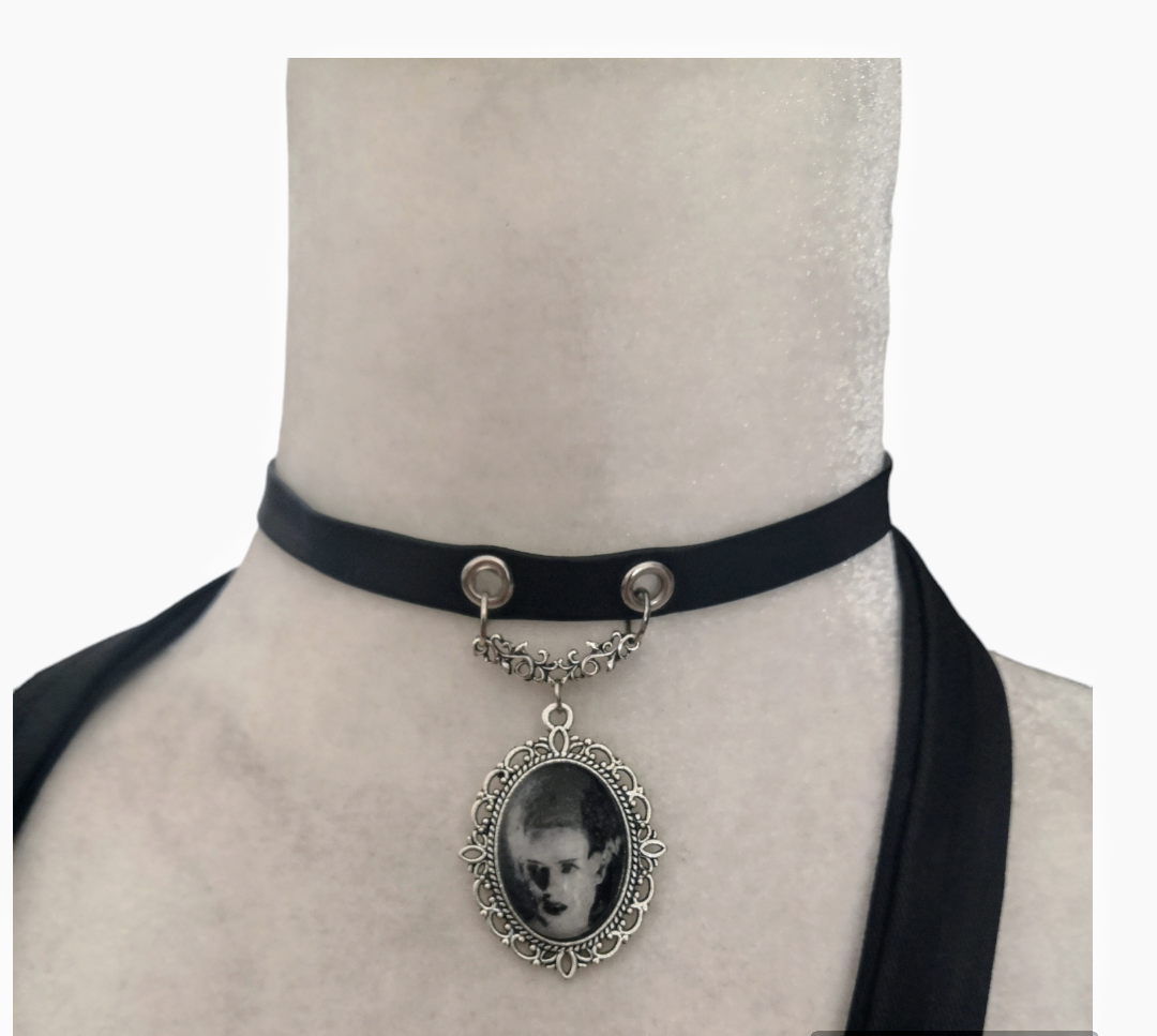 Collar o Choker Camafeo Monsters