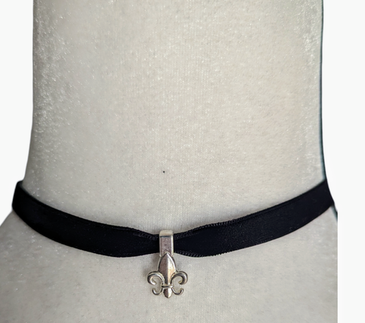 Collar choker con Flor de Lis