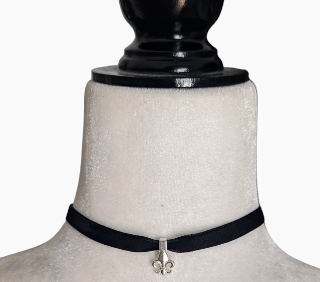 Collar choker con Flor de Lis