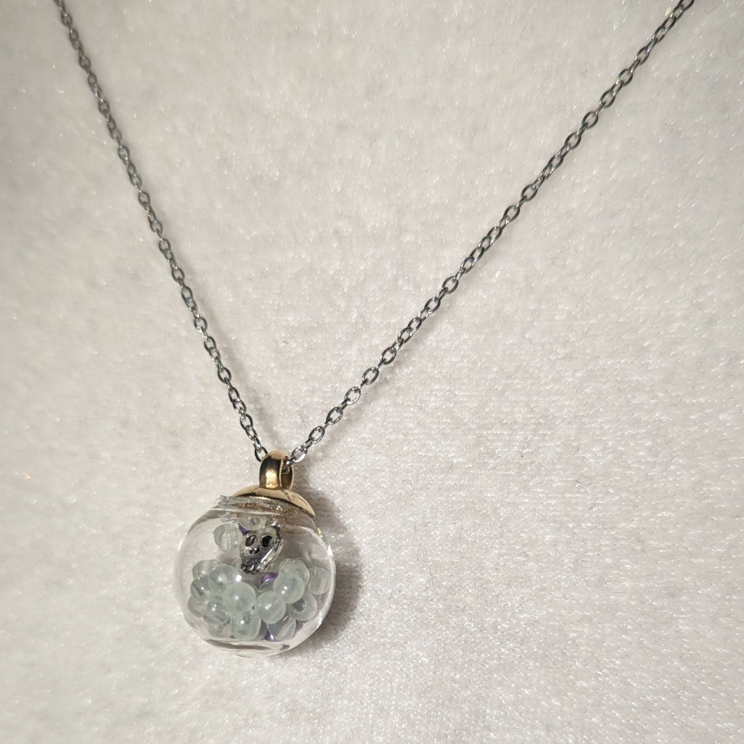 Collar con bola de vidrio con calaverita