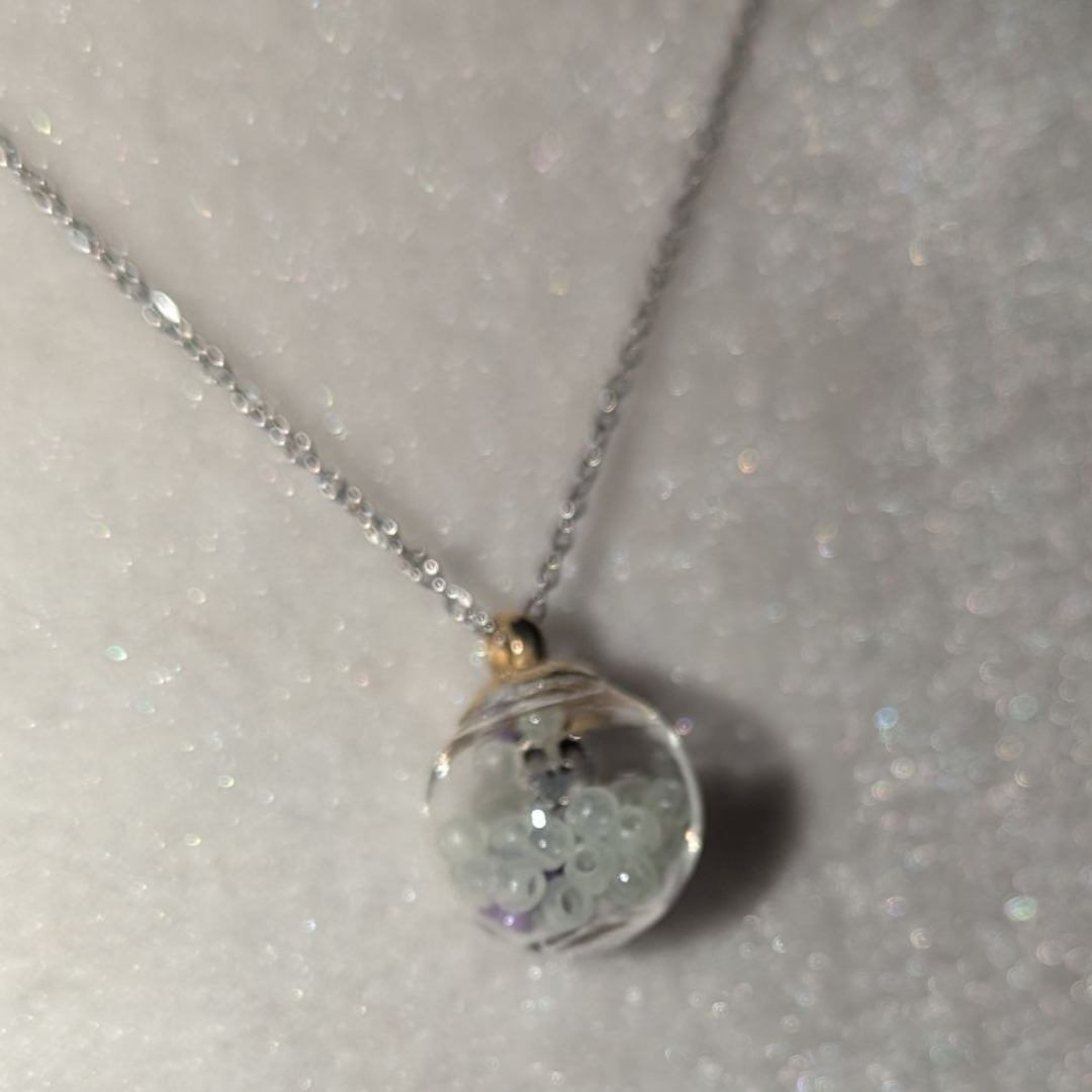 Collar con bola de vidrio con calaverita