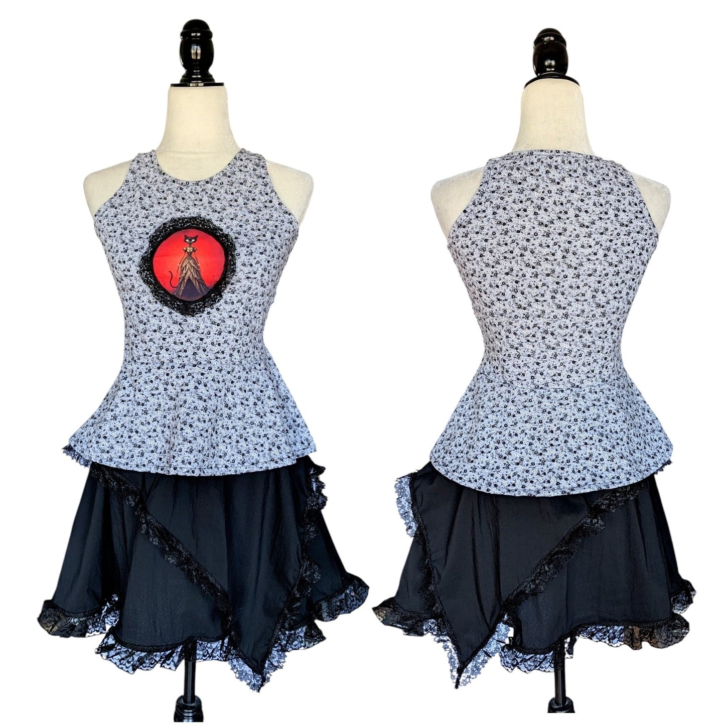 Camiseta gata, falda negra con picos y collar Flores de Lis
