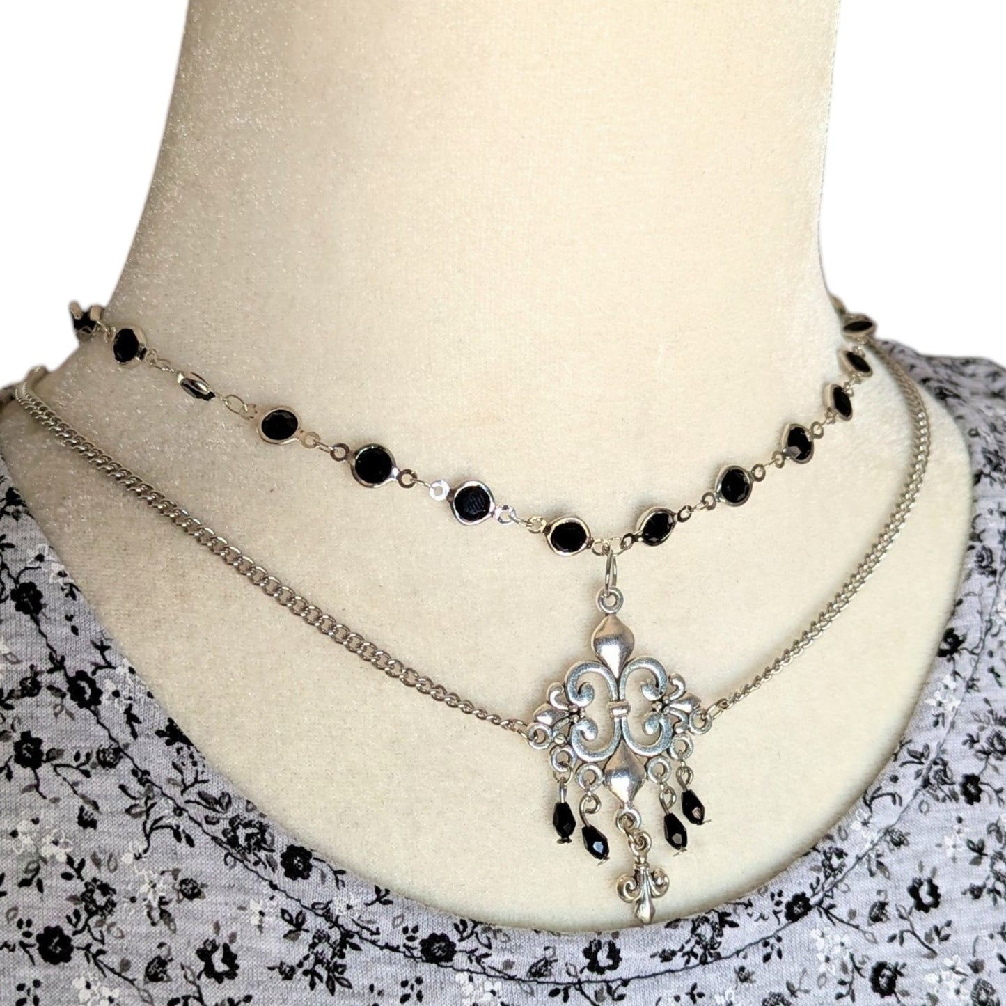 Collar doble con Flores de Lis
