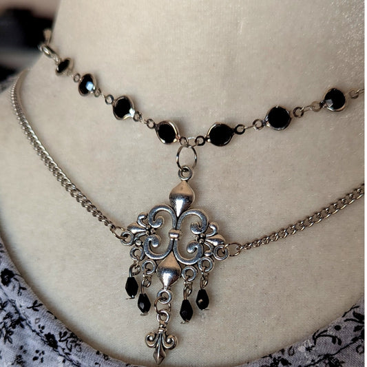 Collar doble con Flores de Lis