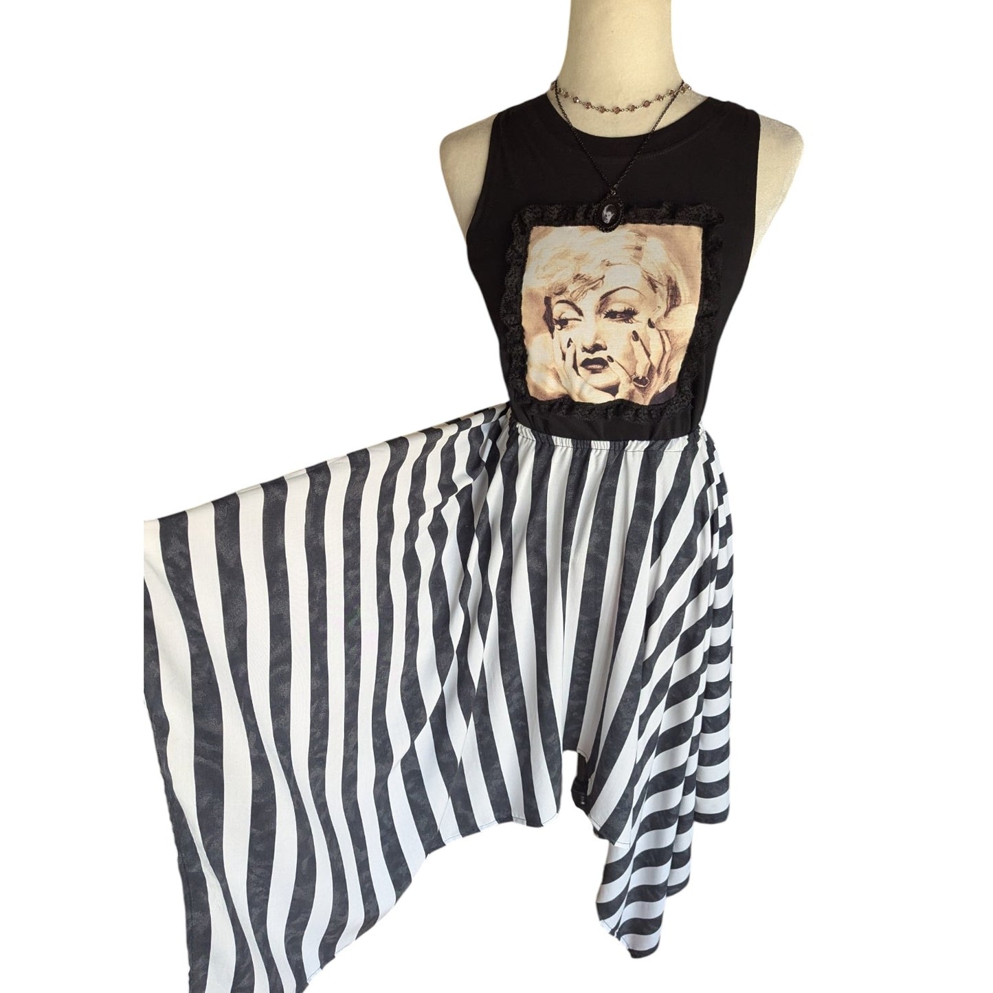 Conjunto Falda + camiseta + collar
