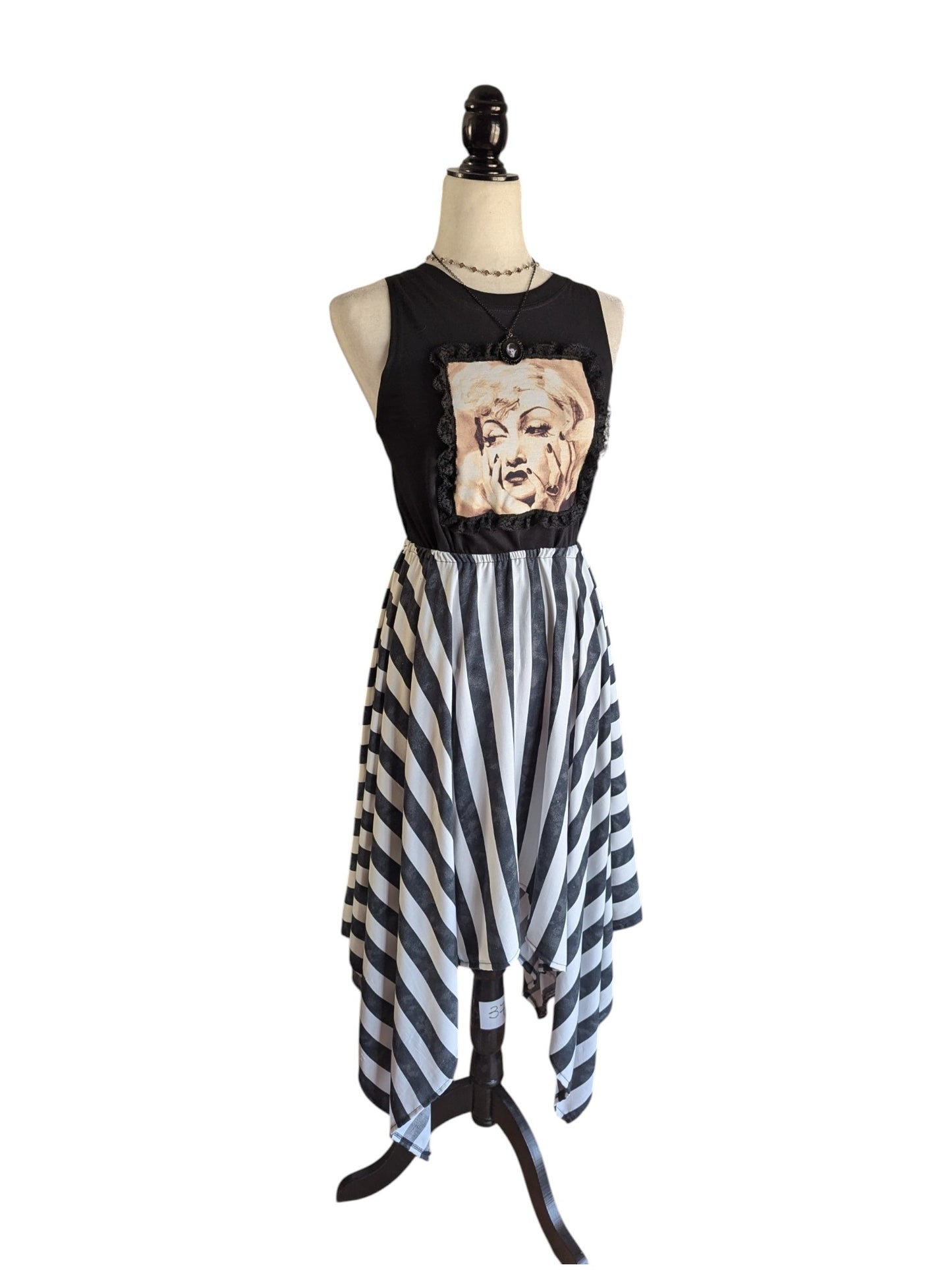 Conjunto Falda + camiseta + collar