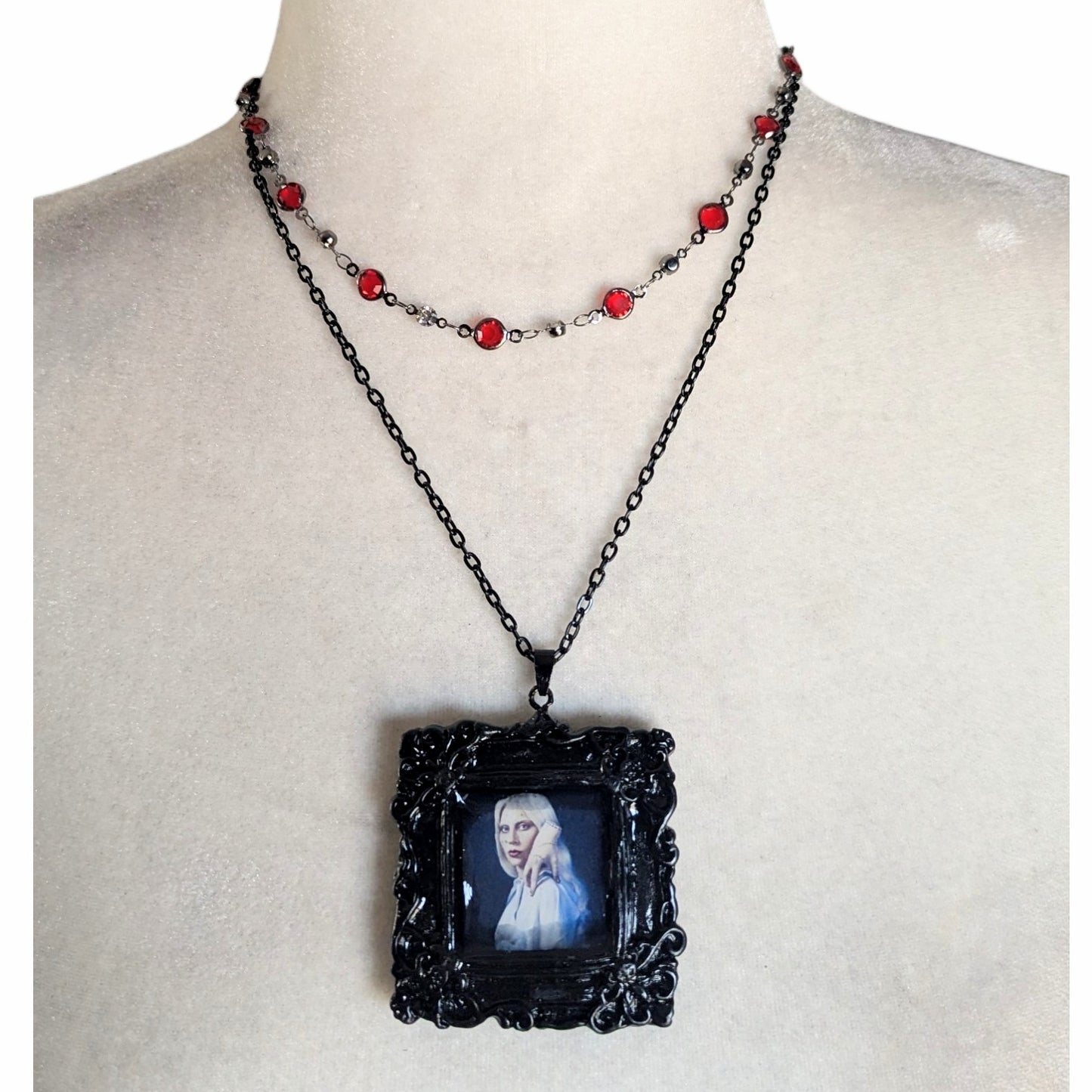 Collar cuadro Lady Gaga como Rosaline Rotwood